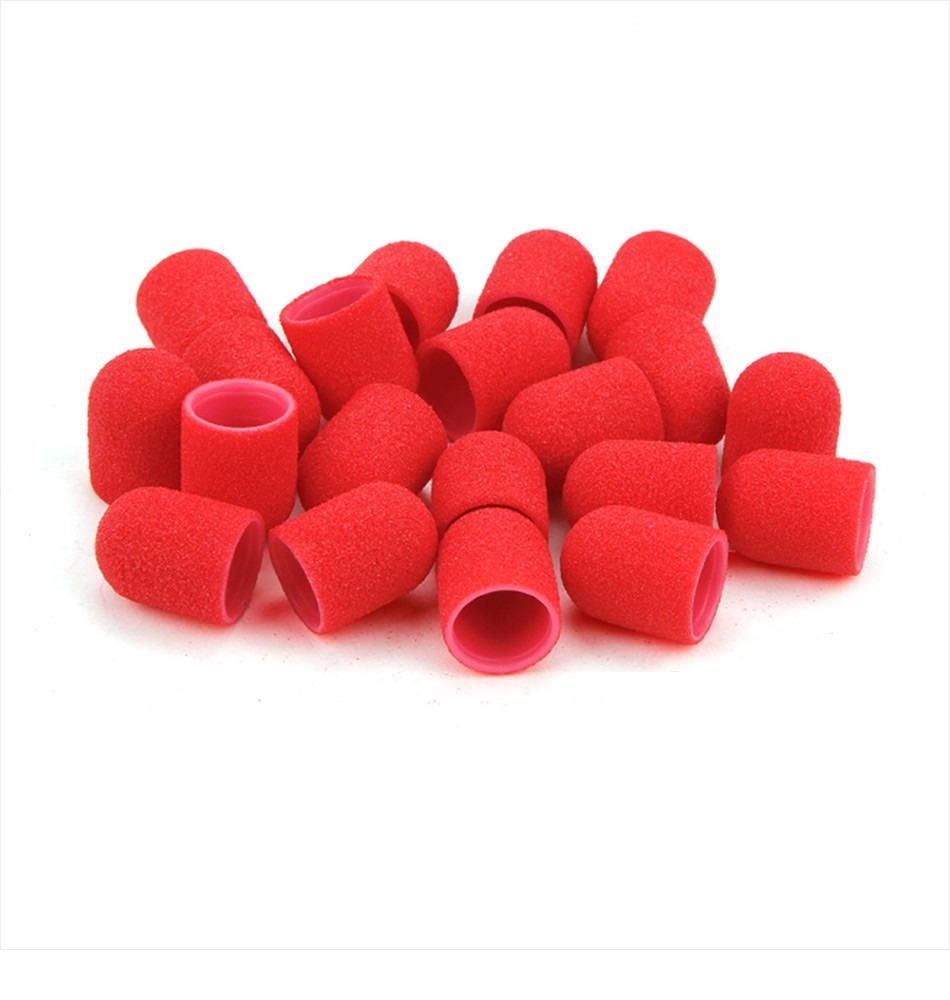 Tampões de espuma vermelhos cilíndricos sobre fundo branco