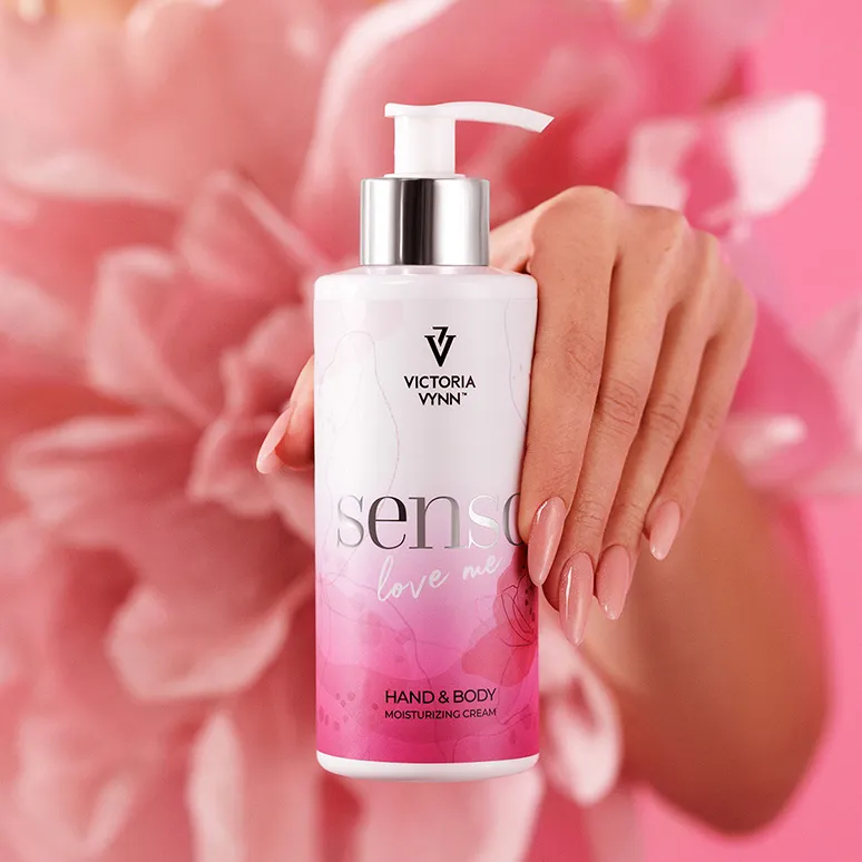 Frasco de creme hidratante para mãos e corpo Victoria Vynn com doseador prateado e unhas naturais cor de rosa