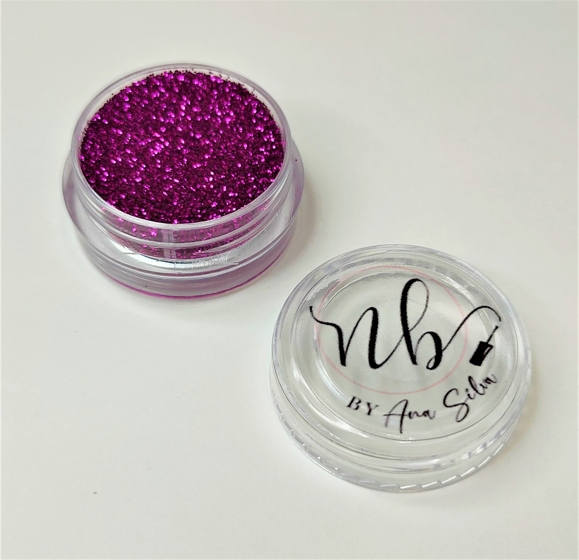 Recipiente pequeno com glitter roxo e tampa com texto nbp by Ana Silva