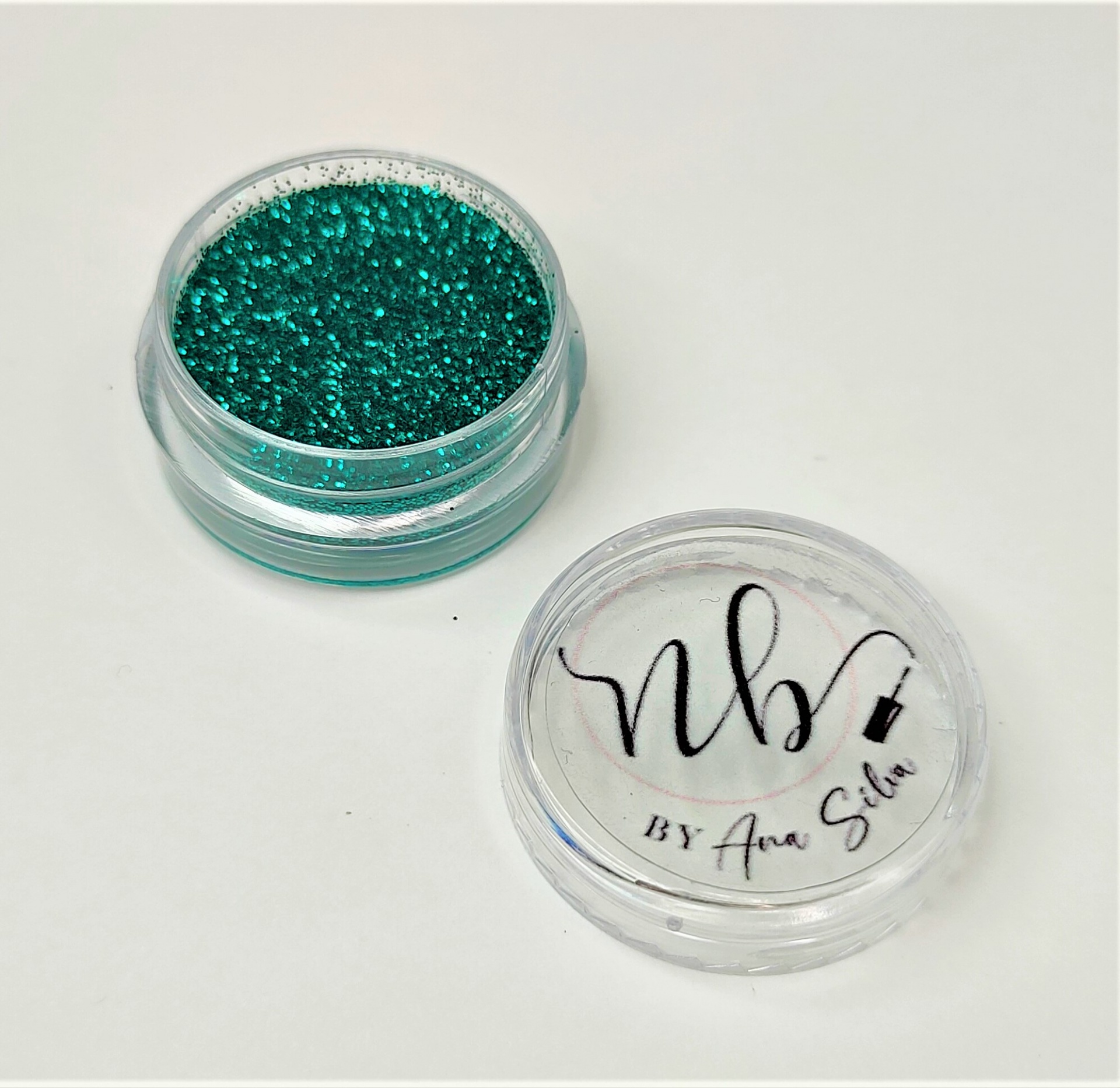 Recipiente pequeno com glitter verde e tampa com texto nb BY Ana Silva