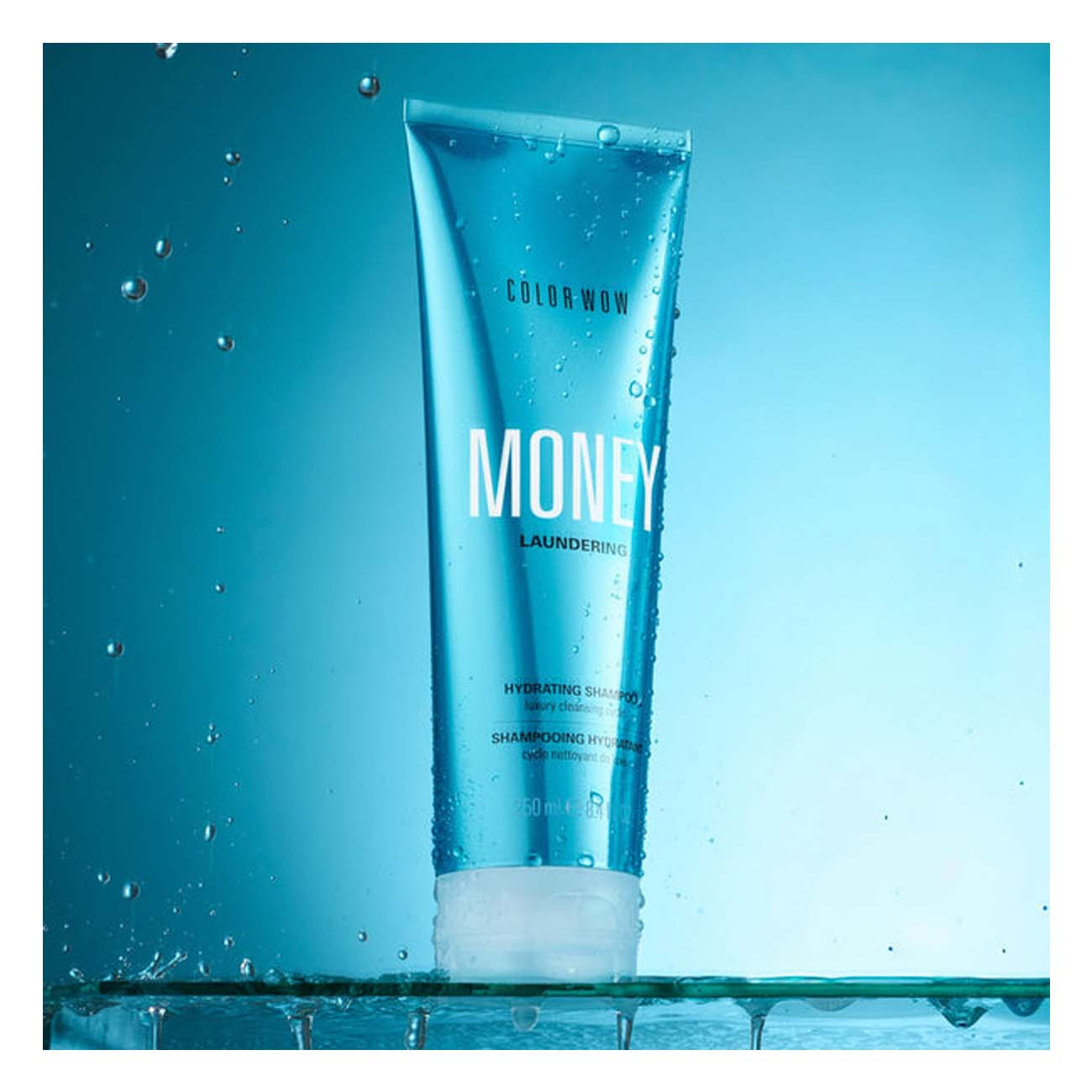frasco azul de shampoo Color Wow com texto MONEY LAUNDERING e gotas de água