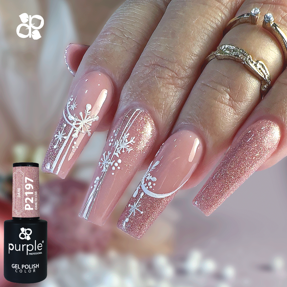 Unhas compridas rosa cintilante com desenhos brancos de flocos de neve e frasco de verniz gel 'purple' P2197
