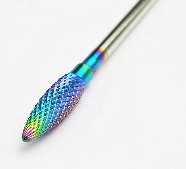 Ferramenta texturizada aço inoxidável com cor iridescente sobre fundo branco