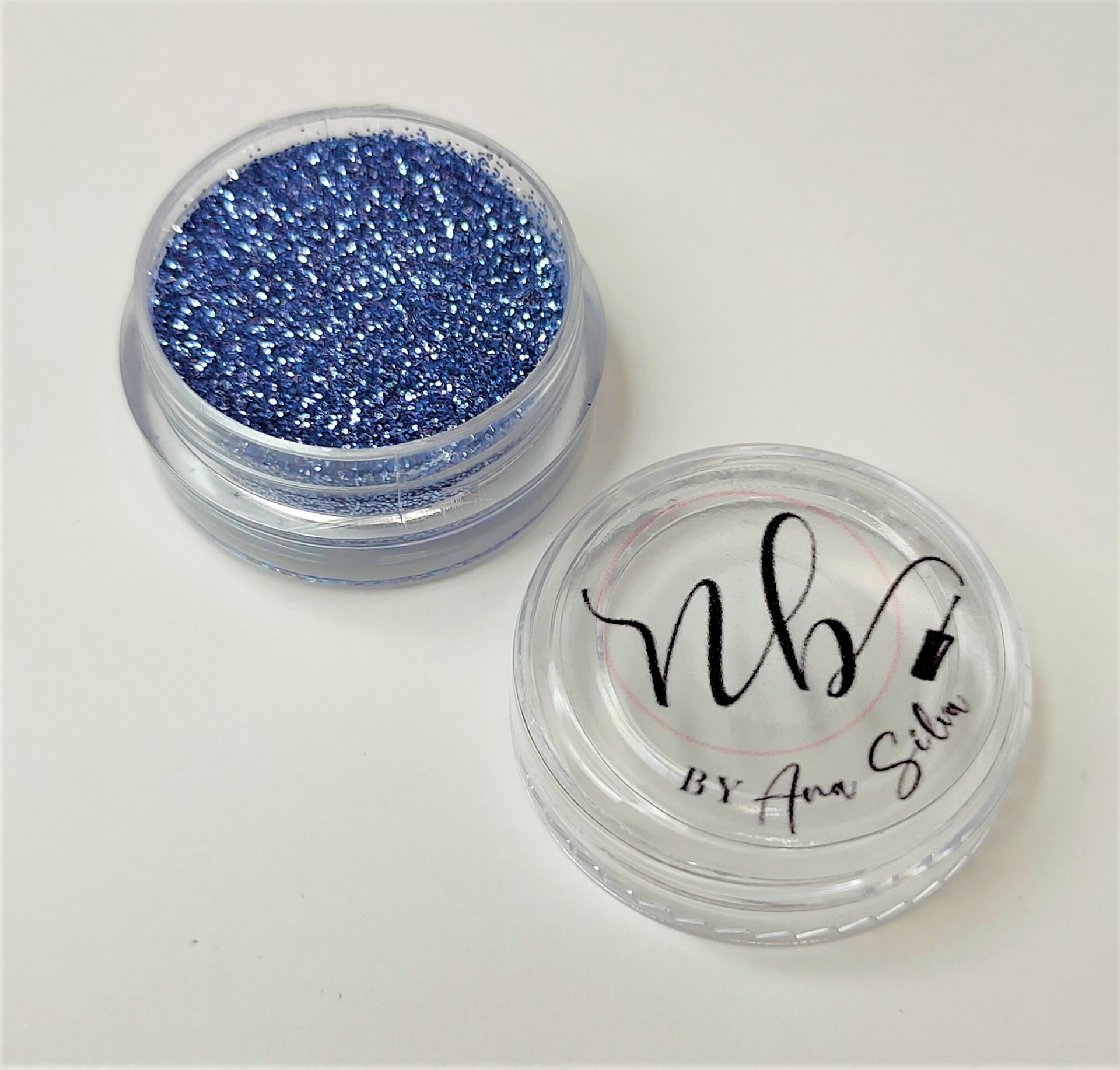 Pote plástico transparente com glitter azul e tampa com etiqueta nb BY Ana Silva