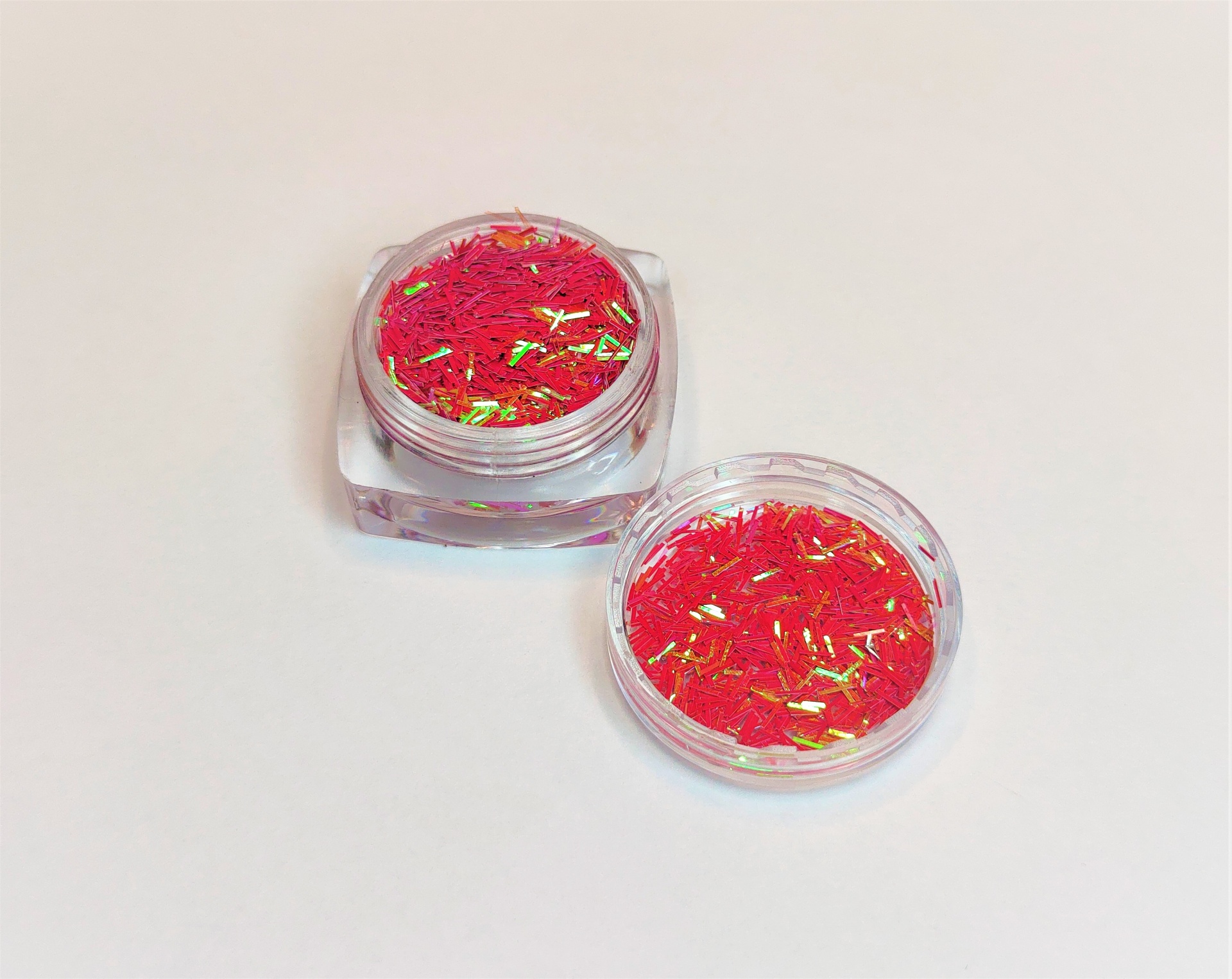 Recipientes transparentes com glitter vermelho multicolorido