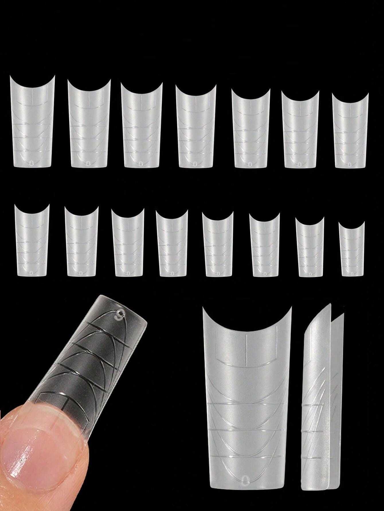 Extensões de unhas artificiais transparentes com padrões geométricos em fundo preto