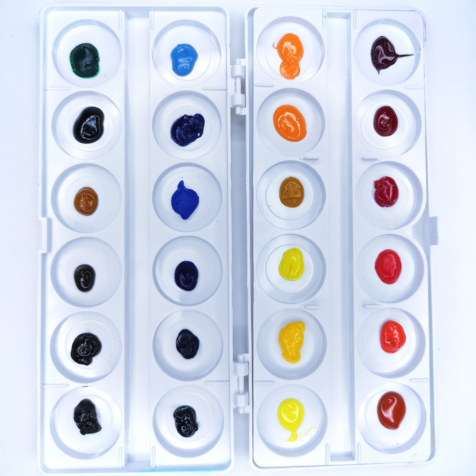 Estojo de paleta de tinta com 24 bisnagas coloridas em embalagem branca