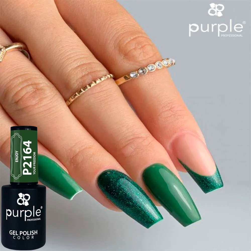 Unhas com gel polish verde escuro e glitter da marca Purple Professional, com anéis dourados e fundo cinza.