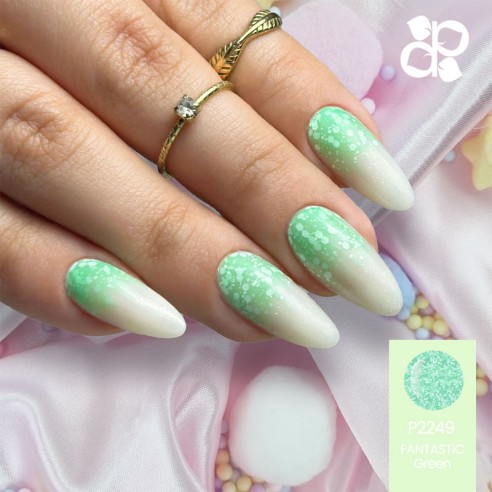 unhas artificiais degrade verde e branco com brilho em mão com anéis sobre tecido rosa