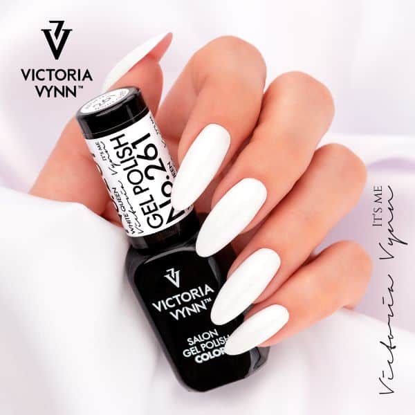Unha com verniz gel branco segurando frasco de verniz Victoria Vynn