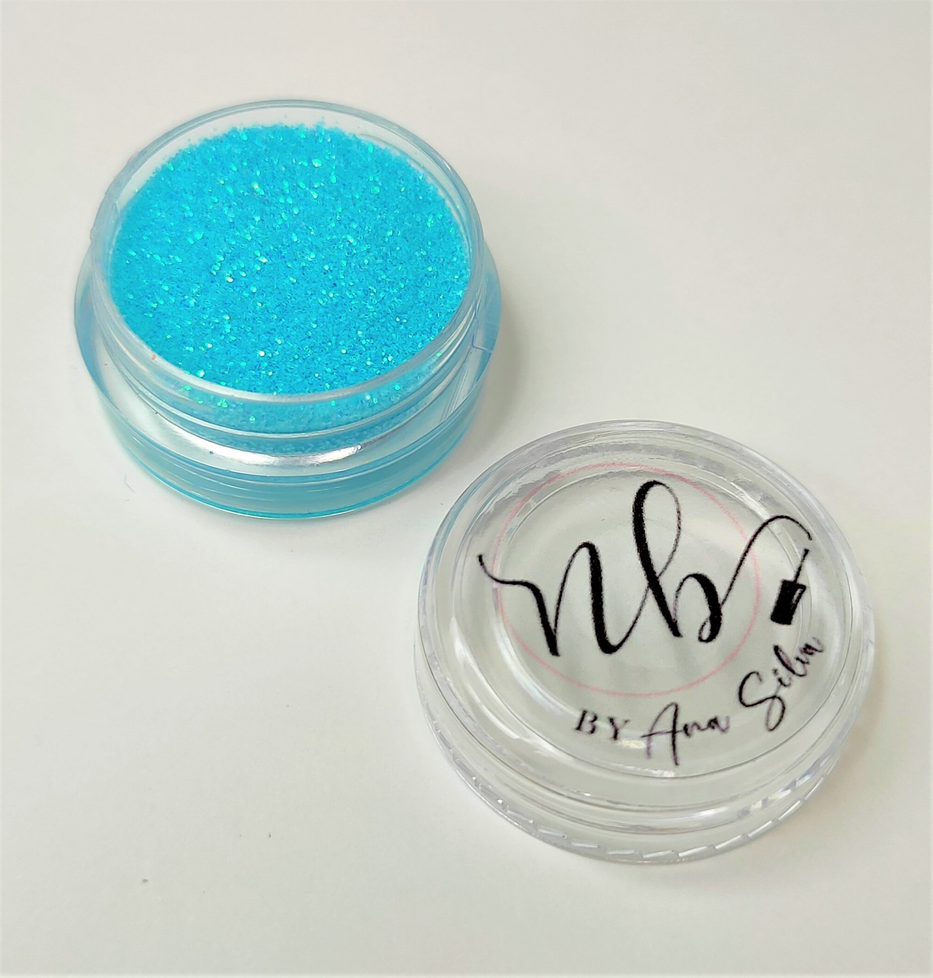 Frasco transparente de glitter azul brilhante com tampa com inscrições e desenho de pincel