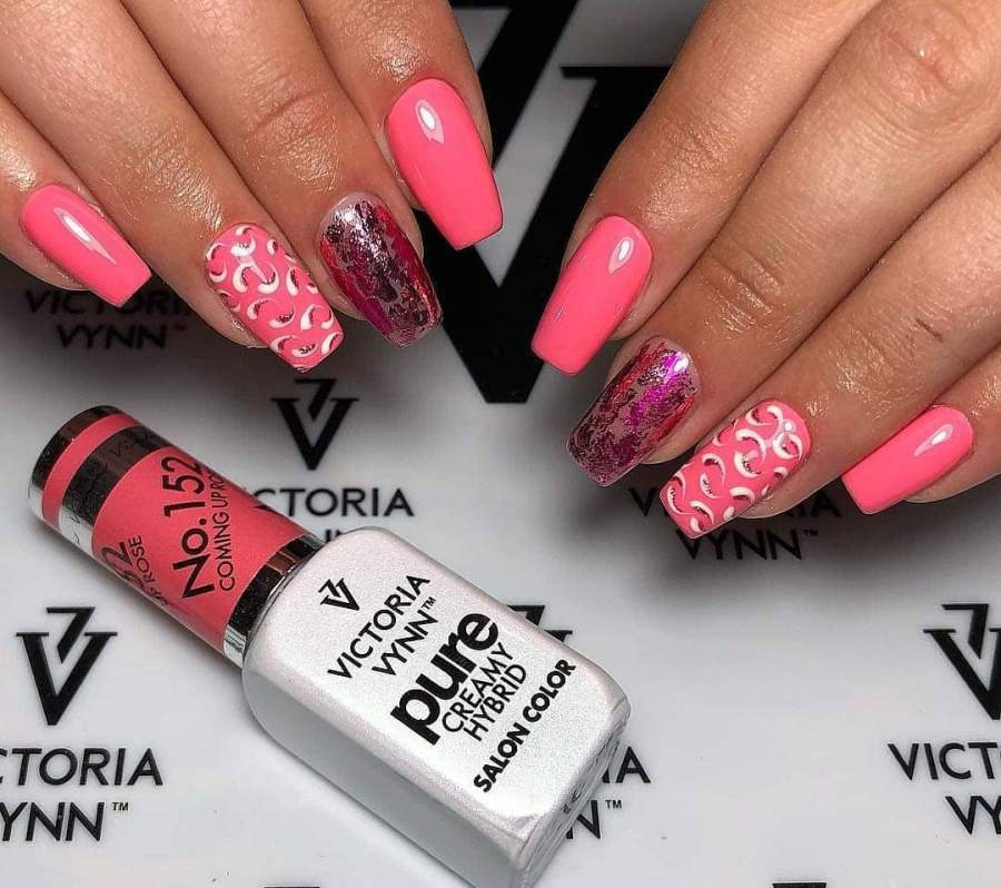 Unhas rosa vibrantes decoradas e frasco de verniz Victoria Vynn Pure Shellac No.159