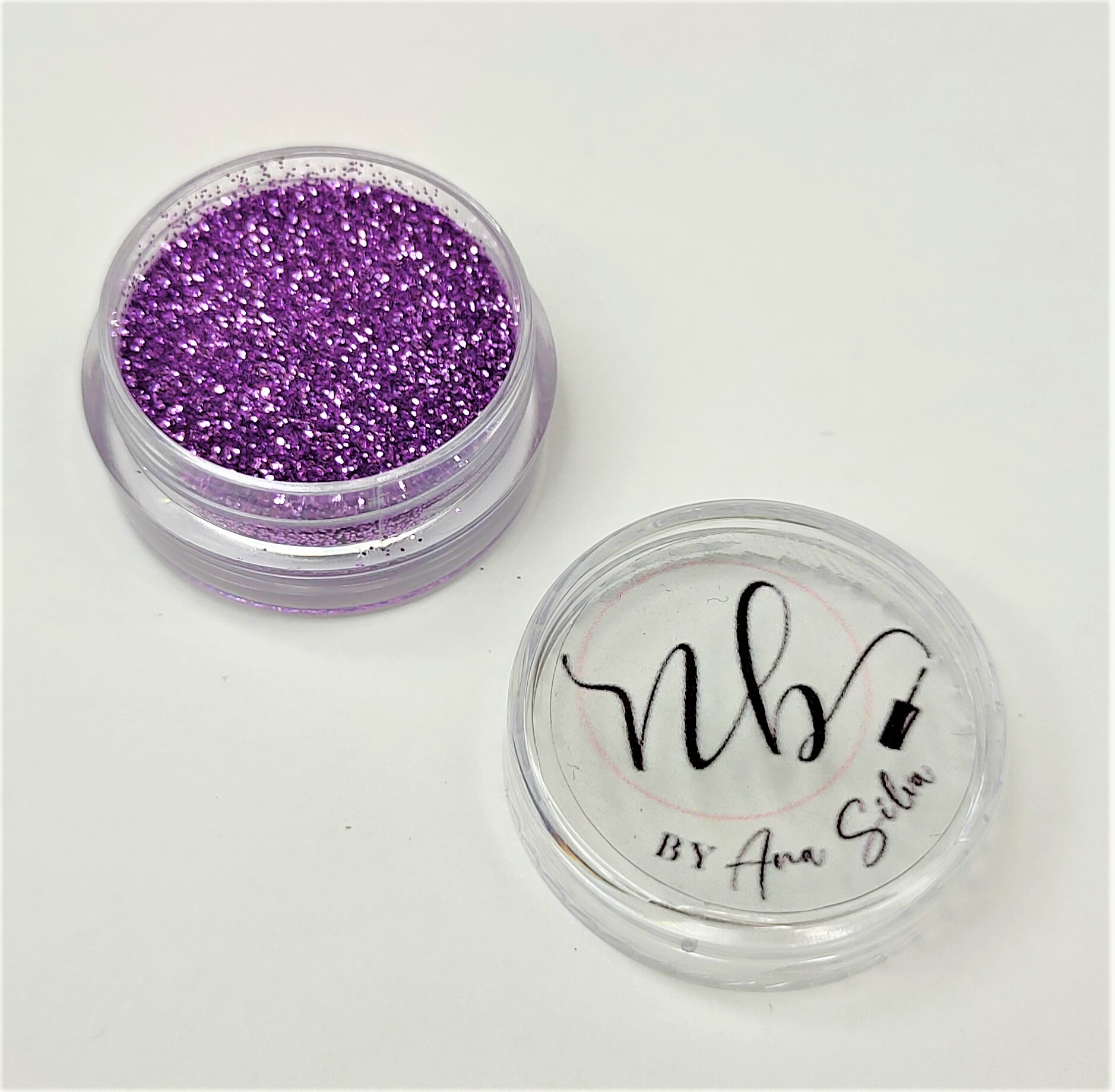 Recipientes com glitter roxo e tampa transparente com texto nb BY Ana Silva