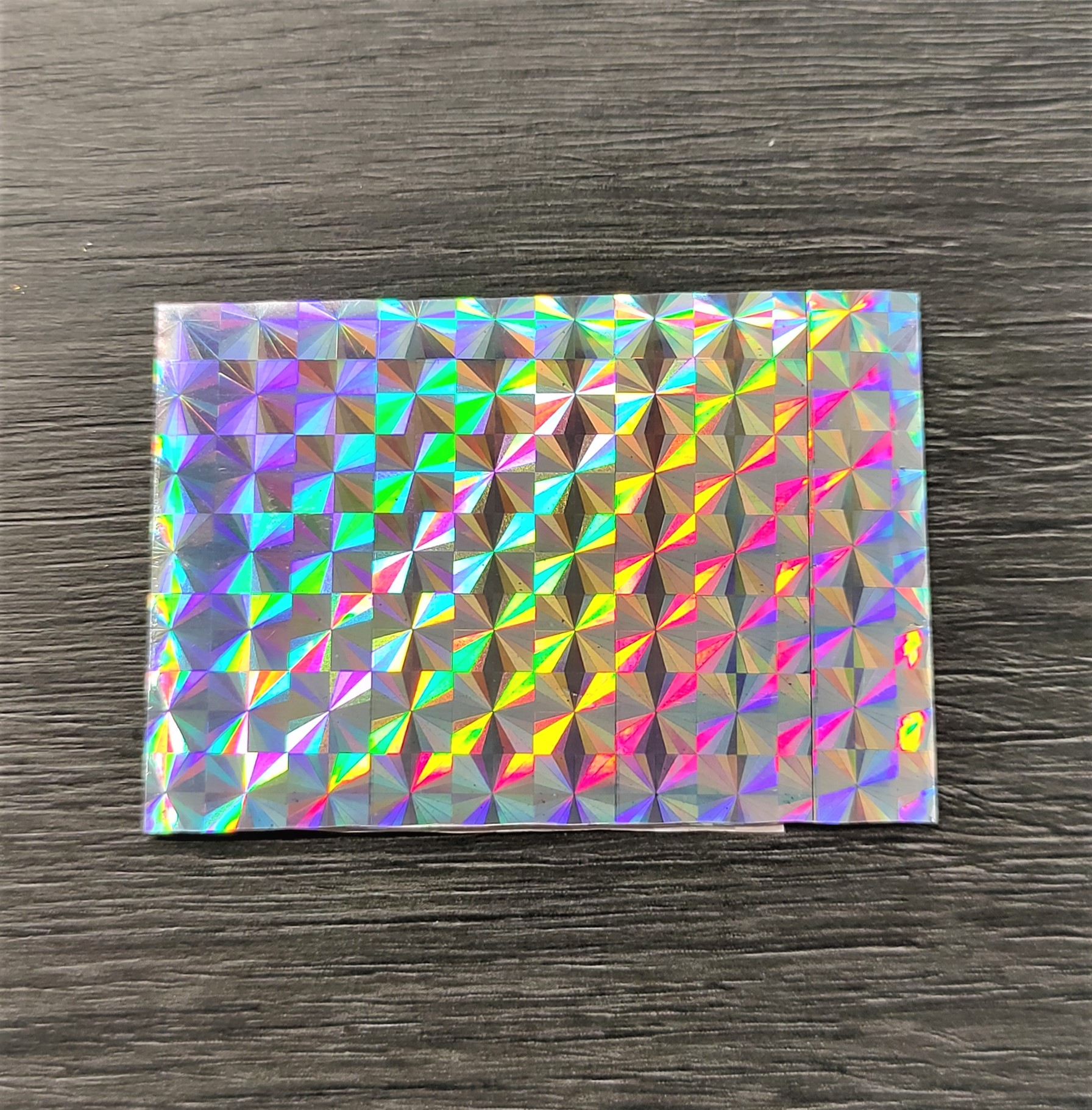Folha holográfica com padrão em quadrados coloridos brilhantes