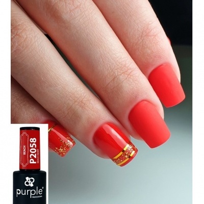 Unhas pintadas com verniz gel vermelho e detalhe dourado glitter e embalagem de verniz gel
