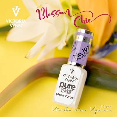 Frasco de verniz de unhas branco VICTORIA VYNN com tampa roxa sobre fundo de flores amarelas
