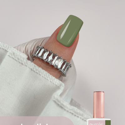 Unha pintada com verniz gel verde 006 mossik da Purple Professional com frasco de verniz e tecido branco