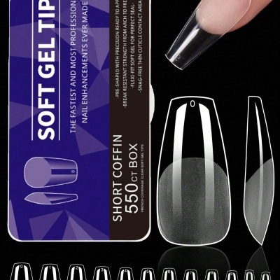 Embalagem de unhas postiças transparentes formato coffin e unha postiça sendo segurada por uma mão