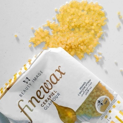 Sacos de cera depilatória com grânulos amarelos em embalagem branca