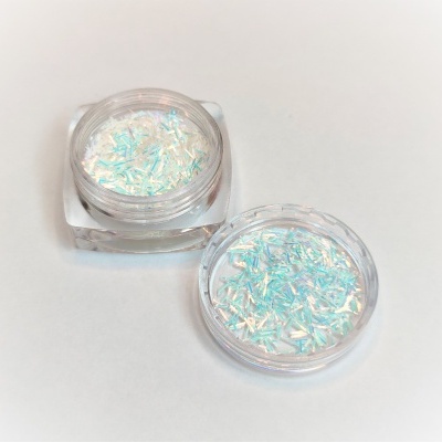 Frascos transparentes com pedaços brilhantes iridescentes