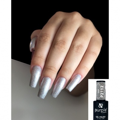 Unhas com verniz gel prateado brilhante e embalagem preta com texto white.