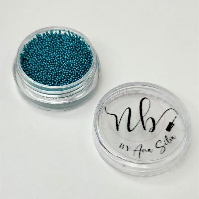 Frasco transparente com pequenas miçangas azuis e tampa com texto nb BY Ana Silva