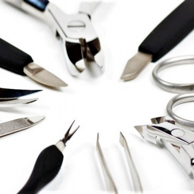 Conjunto de ferramentas de manicure em círculo sobre fundo branco