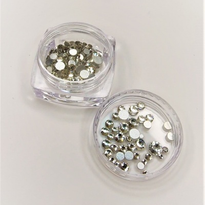 recipientes transparentes com pedras brilhantes redondas em tamanhos variados