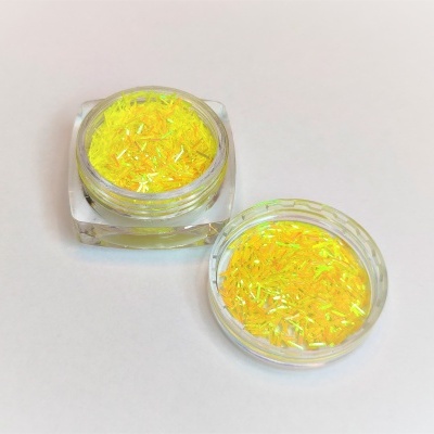 Recipientes com glitter amarelo iridescente em fundo branco