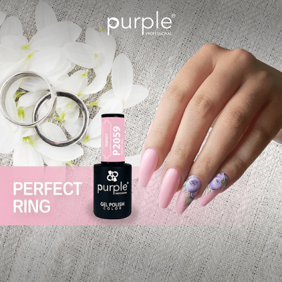 Frasco de verniz gel rosa com unhas decoradas e aneis sobre fundo cinza.