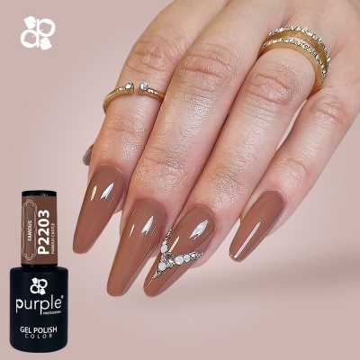 Unhas longas com verniz gel castanho nude brilhante e decorativas, e frasco de verniz gel da marca Purple Professional.