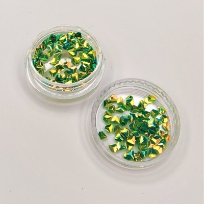 Duas caixas redondas transparentes com lantejoulas triangulares verde e dourado