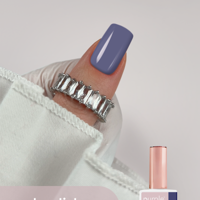 Unha pintada com gel polish cor azul acinzentado da Purple Professional com anel prateado e embalagem do verniz.