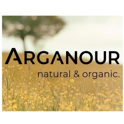 Texto ARGANOUR natural & organic sobre campo de flores amarelas