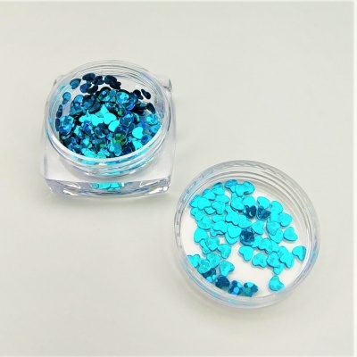 Recipientes pequenos com lantejoulas azuis metálicas variadas