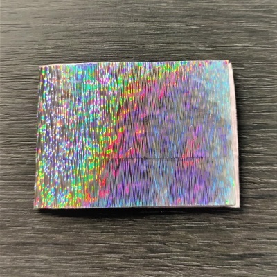 Caixa holográfica pequena sobre mesa de madeira escura