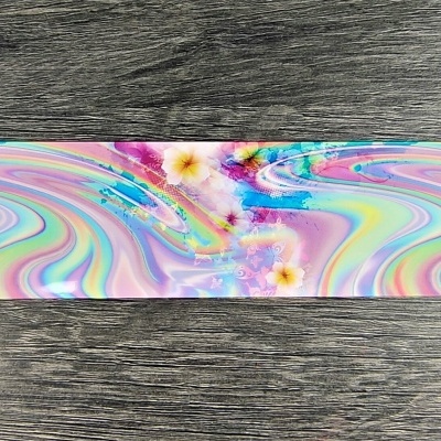 Tapete retangular colorido com padrão abstrato e flores sobre chão de madeira cinzenta