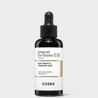 frasco de vidro preto com conta-gotas e rótulo branco do sérum Advanced The Vitamin C 23 da COSRX