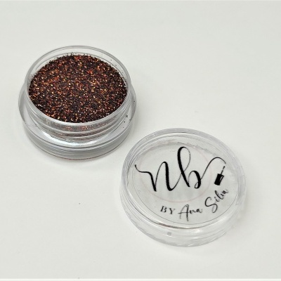 Pó de brilho colorido em recipiente transparente com tampa estampada.