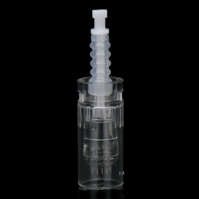 Recipiente plástico transparente com tampa branca sobre fundo preto