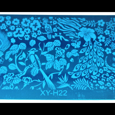 Tapete azul decorativo com flores, pavões e peixes, texto XY-H22.