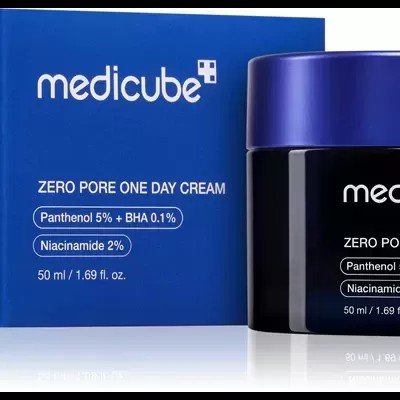 Creme Medicube Zero Pore One Day Cream em embalagem azul e preta com texto branco