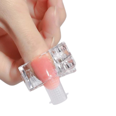 Produto cosmético para unhas gel rosa em embalagem plástica transparente