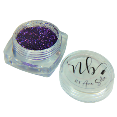 Pó brilhante violeta em frasco plástico transparente com tampa com texto 'nb' BY Ana Selas.