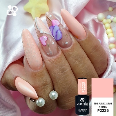 Unhas decoradas em gel polish cor de rosa nude com detalhes de corações e estrelas, junto a frasco de verniz Purple Gel Polish P2225