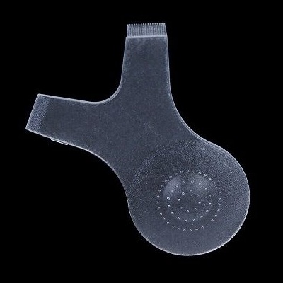 Produto plástico transparente com textura perfurada em fundo preto