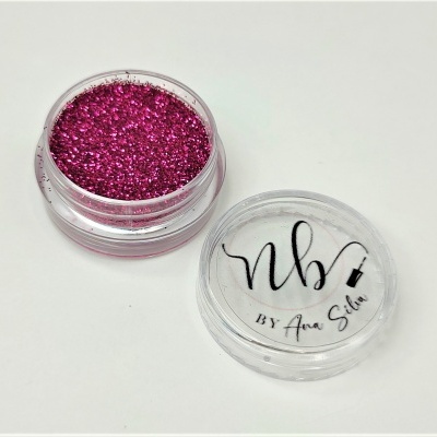 Recipiente plástico com pó brilhante rosa fúcsia e tampa com texto nb BY Ana Silva