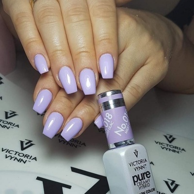 Unhas lilás quadradas com frasco de verniz Victoria Vynn.