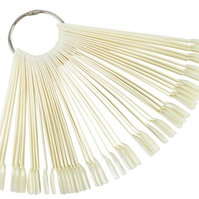 Conjunto de paletas de unhas em plástico branco presas por anel metálico