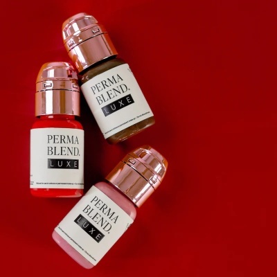 Frascos de PERMA BLEND LUXE sobre fundo vermelho